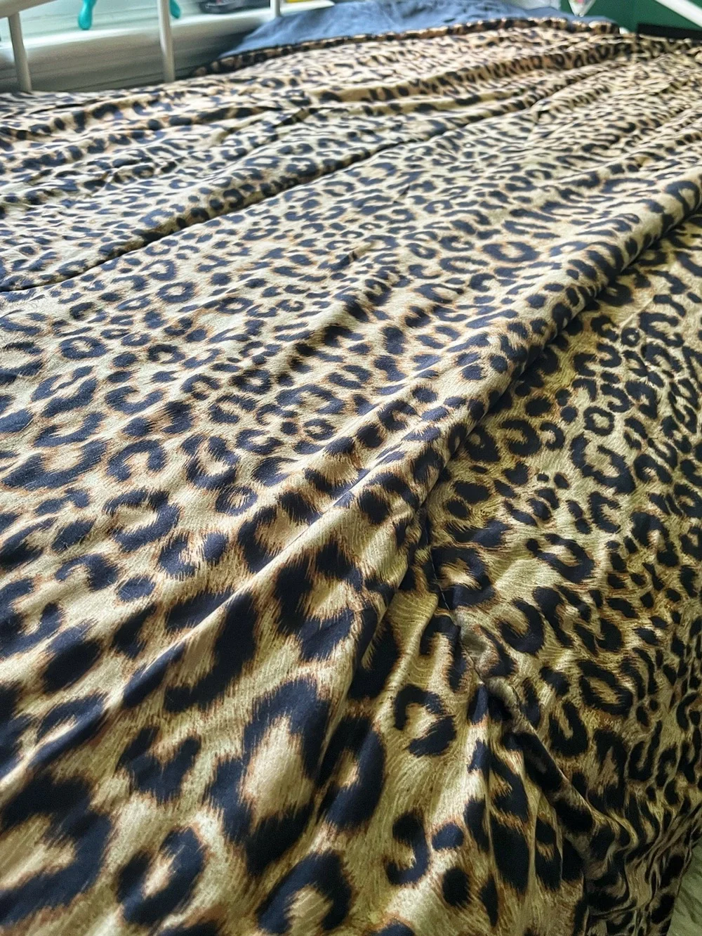 Soft & cozy Twin prominent leopard print by bed comforter bedspread